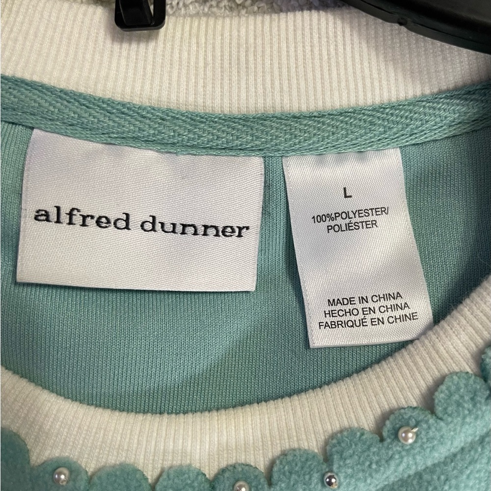 Beautiful Alfred Dunner  Mint green 
 Reindeer Embroidered Sweatshirt Size Large - Picture 4 of 4